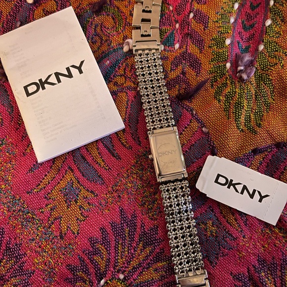 DKNY WATCH - Picture 3 of 5